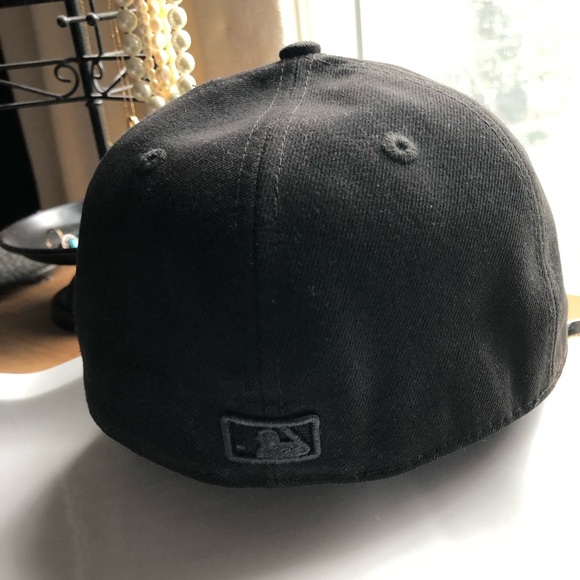 MLB New Era 59 Fifty size 7 1/8 all black Atlanta Braves Baseball Cap - Picture 2 of 11